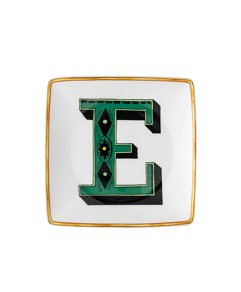 Hier sehen Sie einen Teller mit dem Buchstaben E von der Kollektion Rosenthal x Versace Alphabet - RAUM concept store