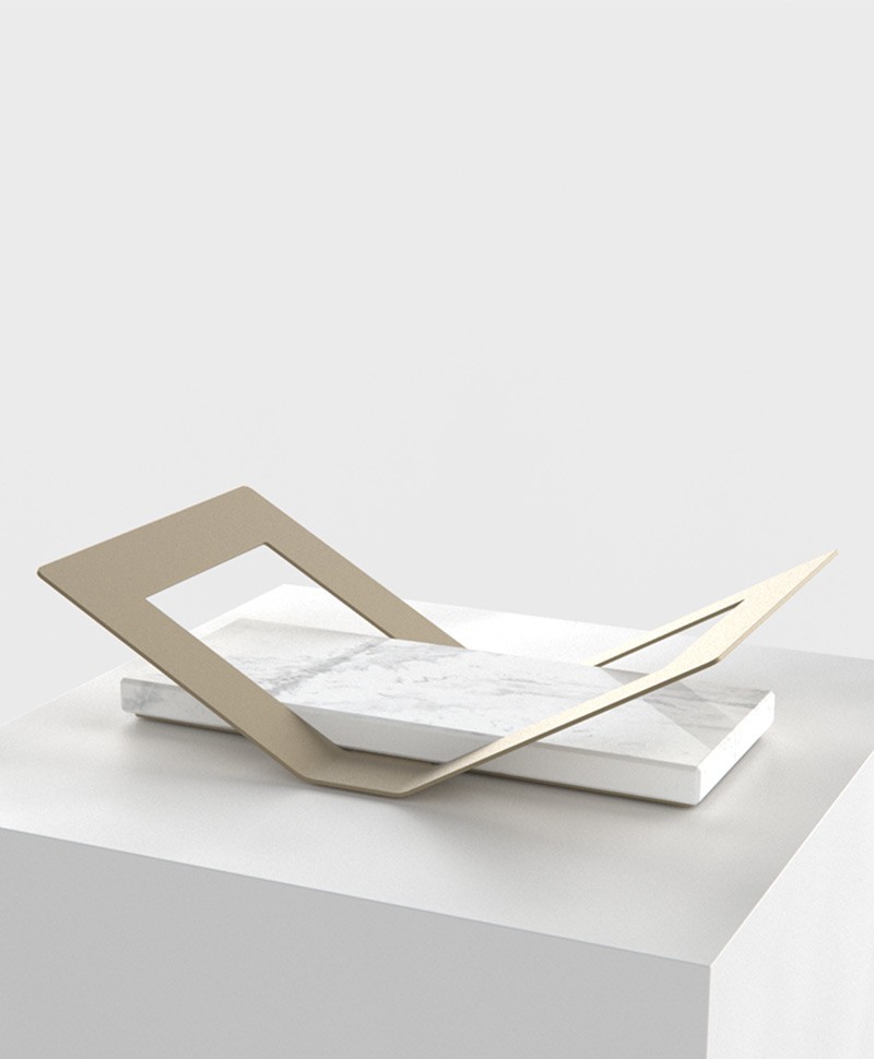Hier sehen Sie ein Bild des weißen BOOK STAND Buchständer aus Marmor und Stahl von Fold Furniture im RAUM concept store.