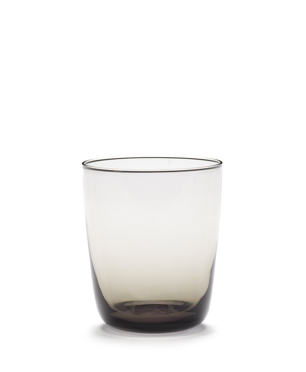 Das Wasserglas CENA in smoky grey von Serax aus der Kollektion von Vincent Van Duysen im RAUM concept store
