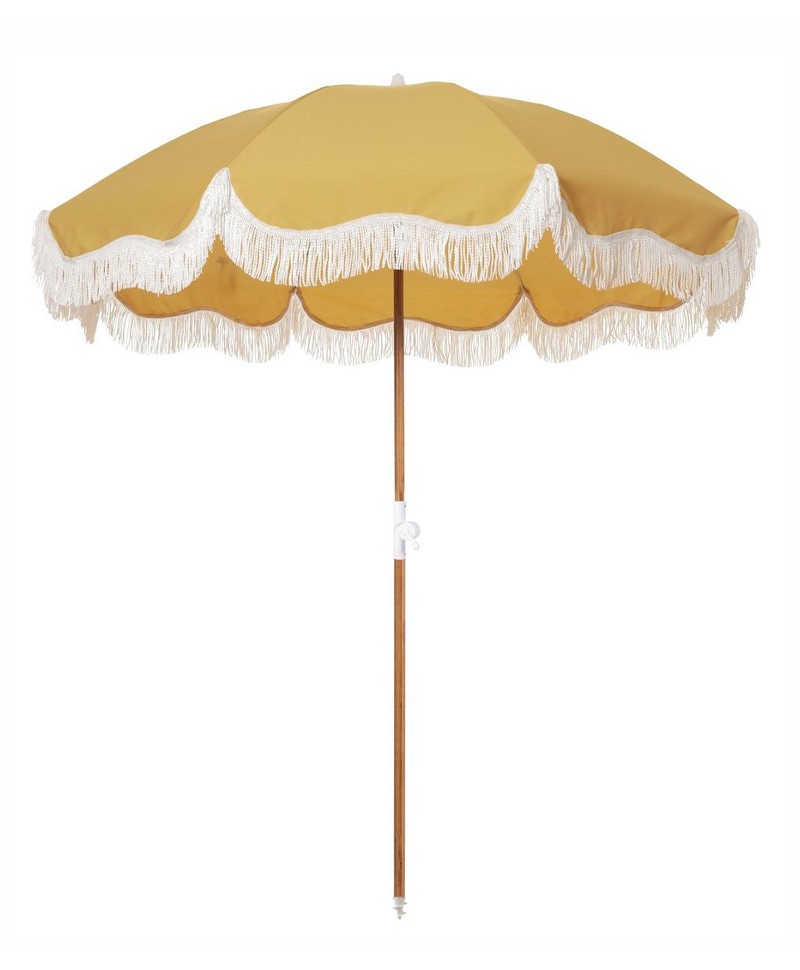 Hier abgebildet ist der Premium Beach Umbrella von Business & Pleasure Co. – im RAUM concept store