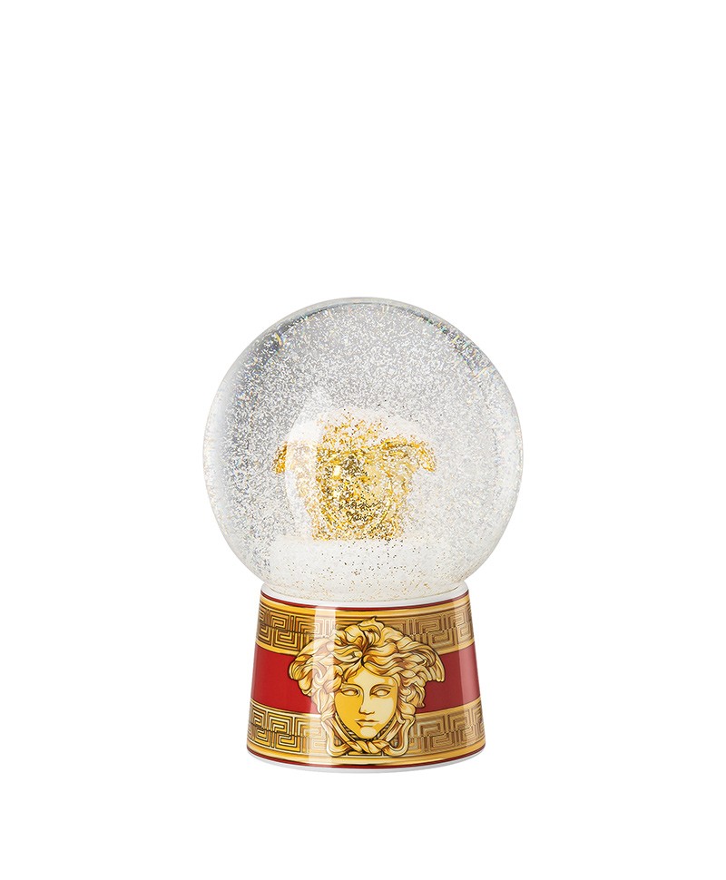 Das Produktfoto zeigt die Medusa Amplified Golden Coin Schneekugel in der Größe groß von der Marke Rosenthal x Versace – im Onlineshop RAUM concept store