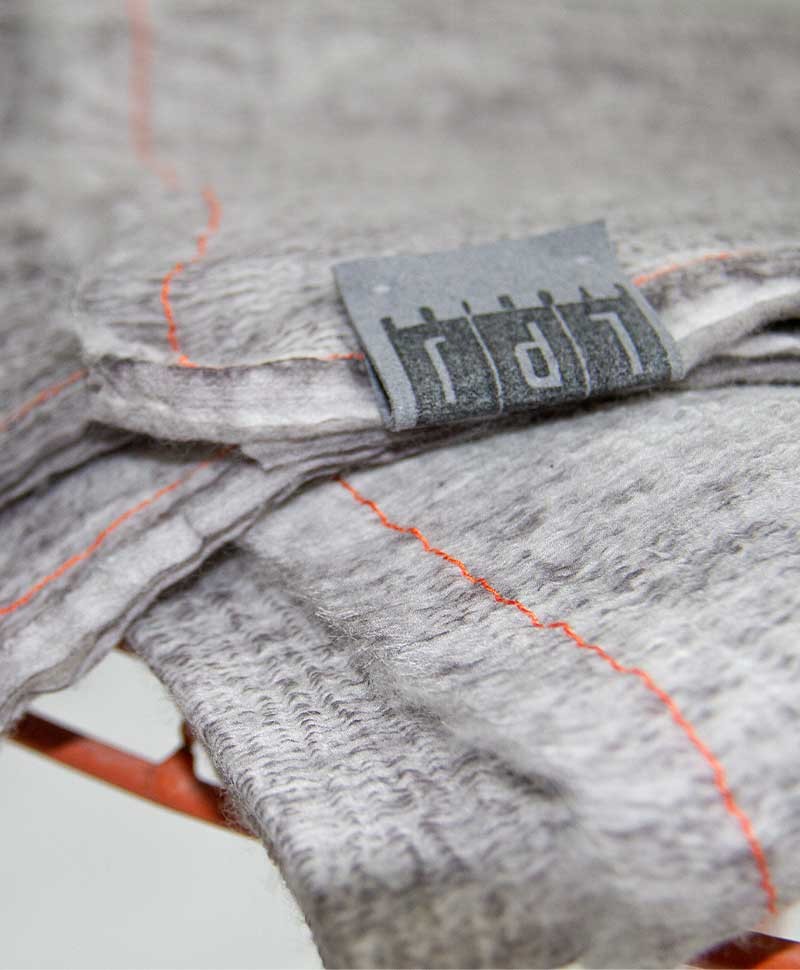 Hier sehen Sie: Air Plaid - Decke aus Seide und Wolle %byManufacturer%