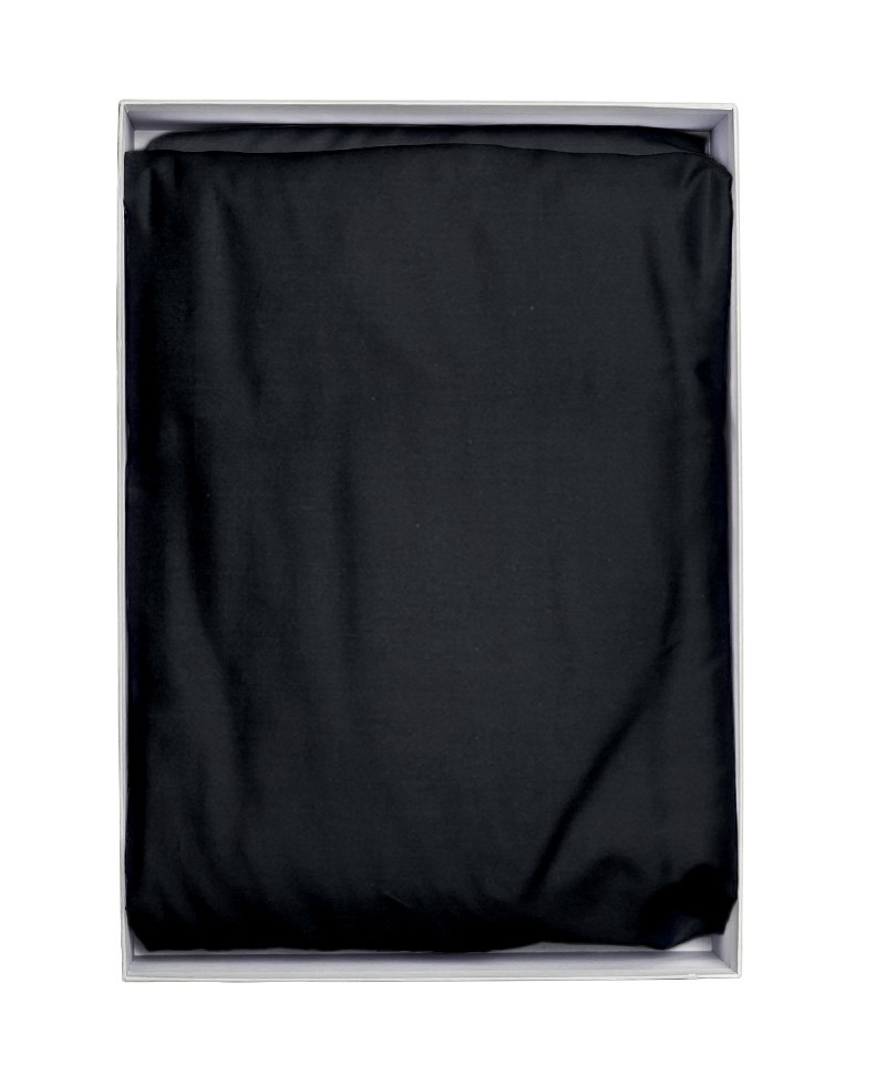 Hier abgebildet ist das Spannlaken Sytle Zero Baumwollsatin black von decode by luiz – im Onlineshop RAUM concept store