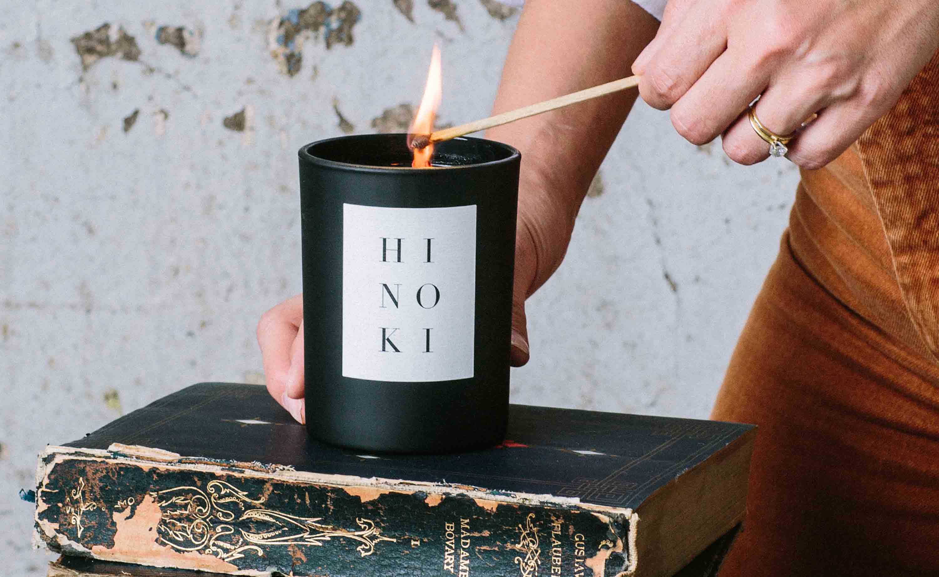 Moodfoto der Hinoki Duftkerze von Brooklyn Candles
