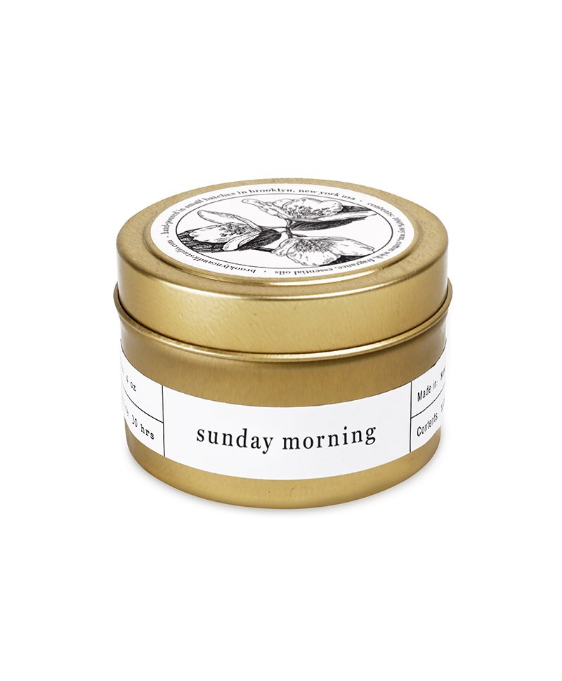 Hier abgebildet ist die Handgegossene Duftkerze Minimalist Gold Travel Sunday Morning von Brooklyn Candle Studio – im Onlineshop RUAM concept store