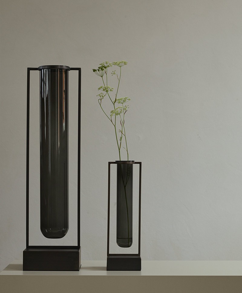 Hier sehen Sie: Tate Vase Mini, Brass%byManufacturer%