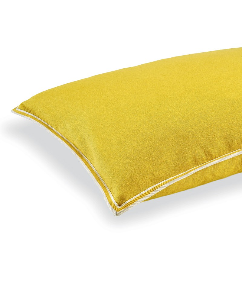 Das Produktbild zeigt das Kissen Philia in der Farbe Lemon – im RAUM concept store