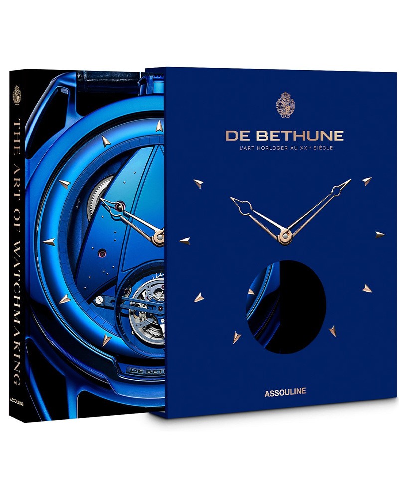 Hier abgebildet ist die Seitenansicht des Bildbandes De Bethune: The Art of Watchmaking von Assouline – im Onlineshop RAUM concept store
