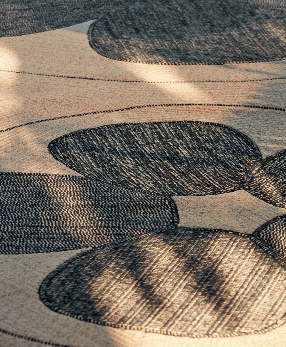 Hier abgebildet ein Moodbild von dem Teppich Amapola von Èlitis - RAUM concept store