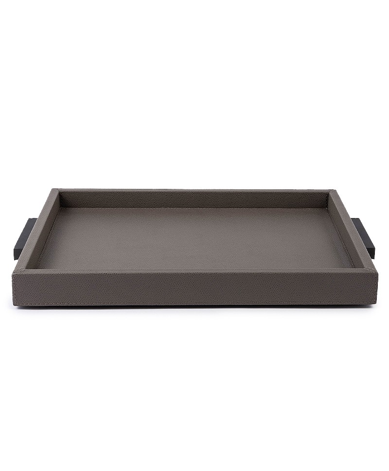 Hier abgebildet ist das Deco Tray aus Kalbsleder large in smoke bronze von GioBagnara – im RAUM concept store