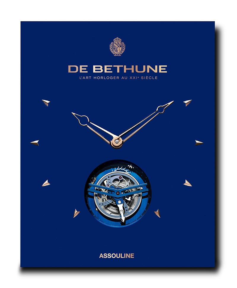 Hier abgebildet ist das Cover des Bildbandes De Bethune: The Art of Watchmaking von Assouline – im Onlineshop RAUM concept store