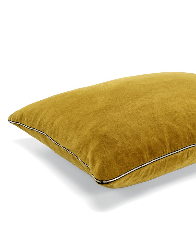 Das Produktbild zeigt das Kissen Eurydice in der Farbe doré – im RAUM concept store