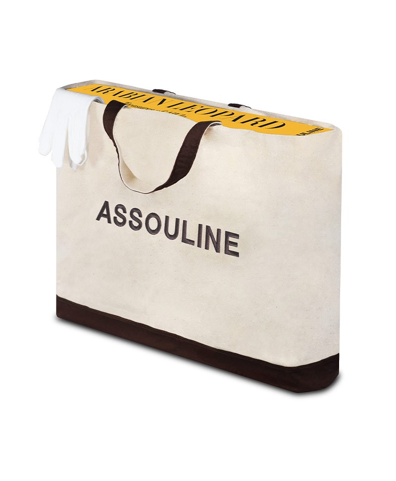 Hier abgebildet ist die Geschenktasche von dem Bildband Arabian Leopard Ultimate Edition von Assouline – im Onlineshop RAUM concept store