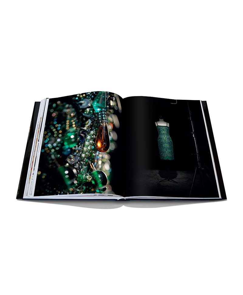 Hier sehen Sie die Innenansicht vom Bildband Dior by Gianfranco Ferré von Assouline im RAUM concept store
