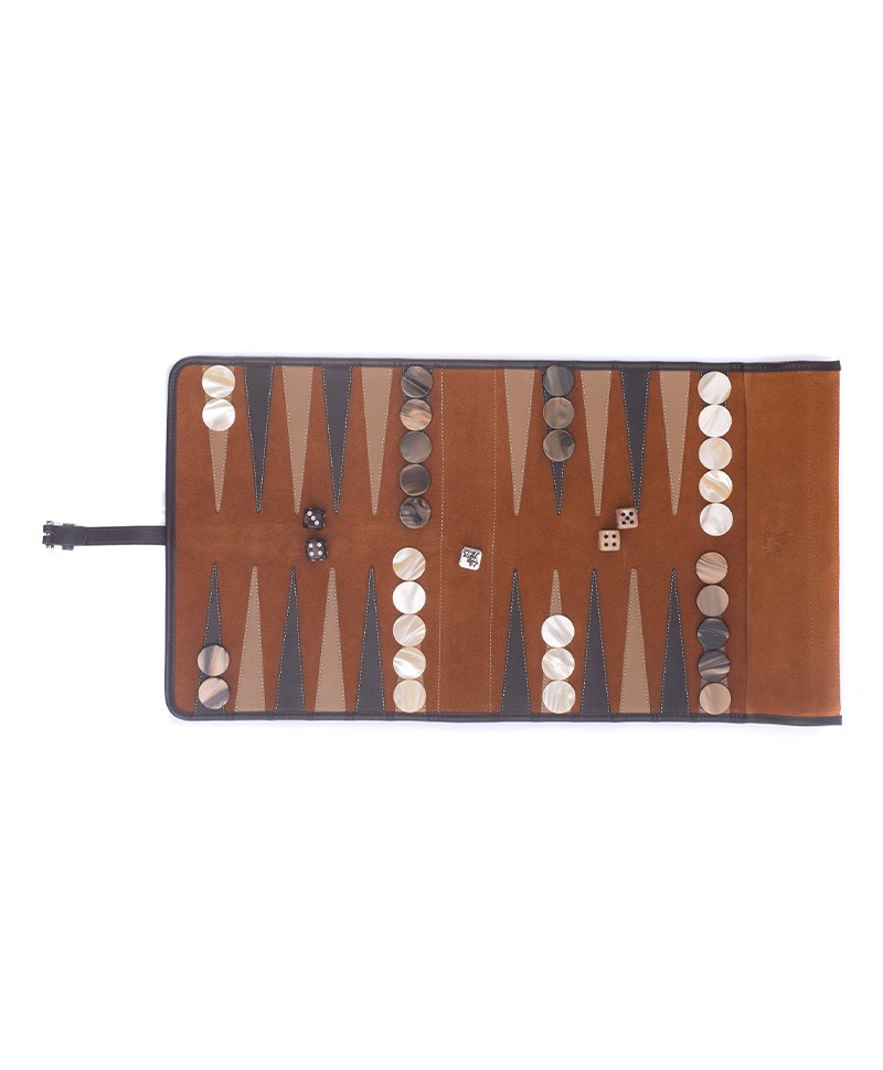 Dieses Produktbild zeigt das Travel Backgammon Victor in cognac von Hector Saxe im RAUM concept store.