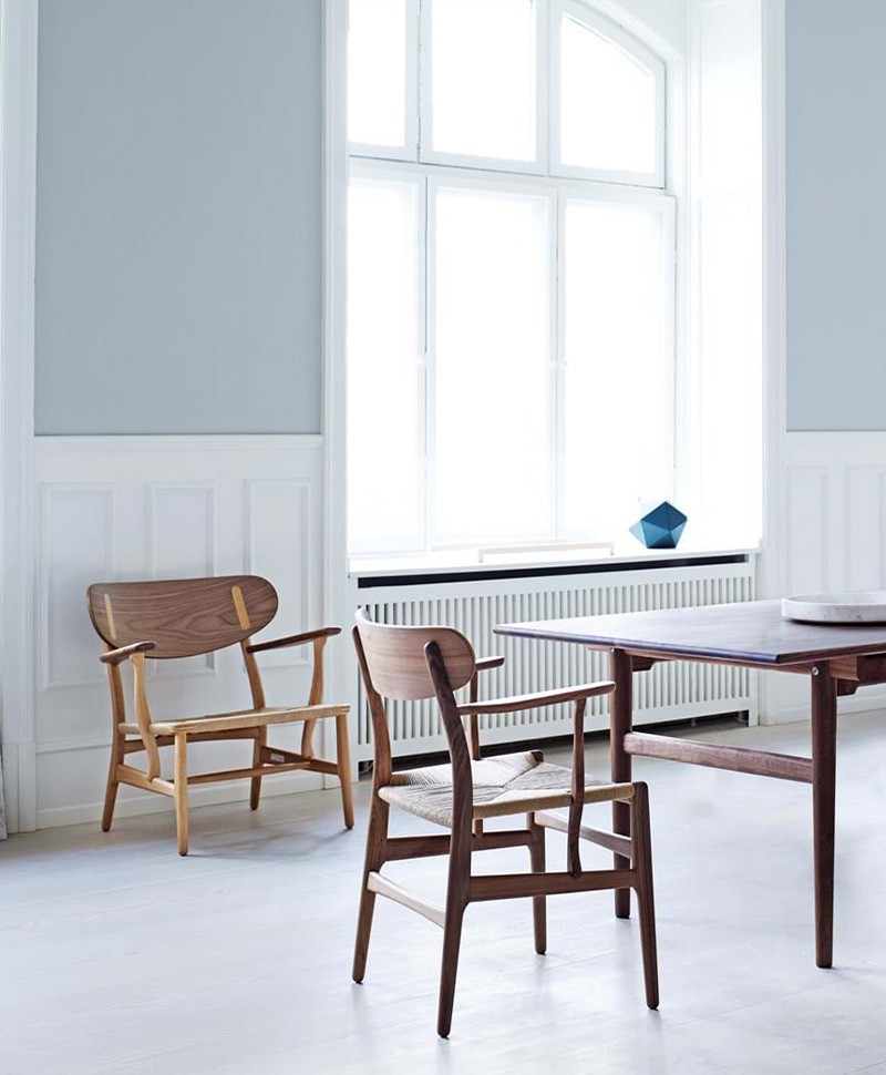 Hier abgebildet ist ein Moodbild des Dining Chair CH26 von Carl Hansen & Son – im RAUM concept store