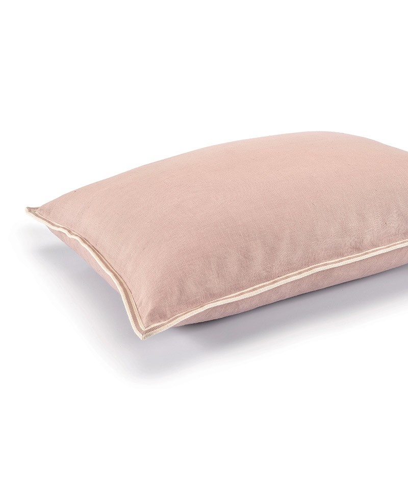 Das Produktbild zeigt das große quadratische Kissen Philia in der Farbe Sweet Pink – im RAUM concept store
