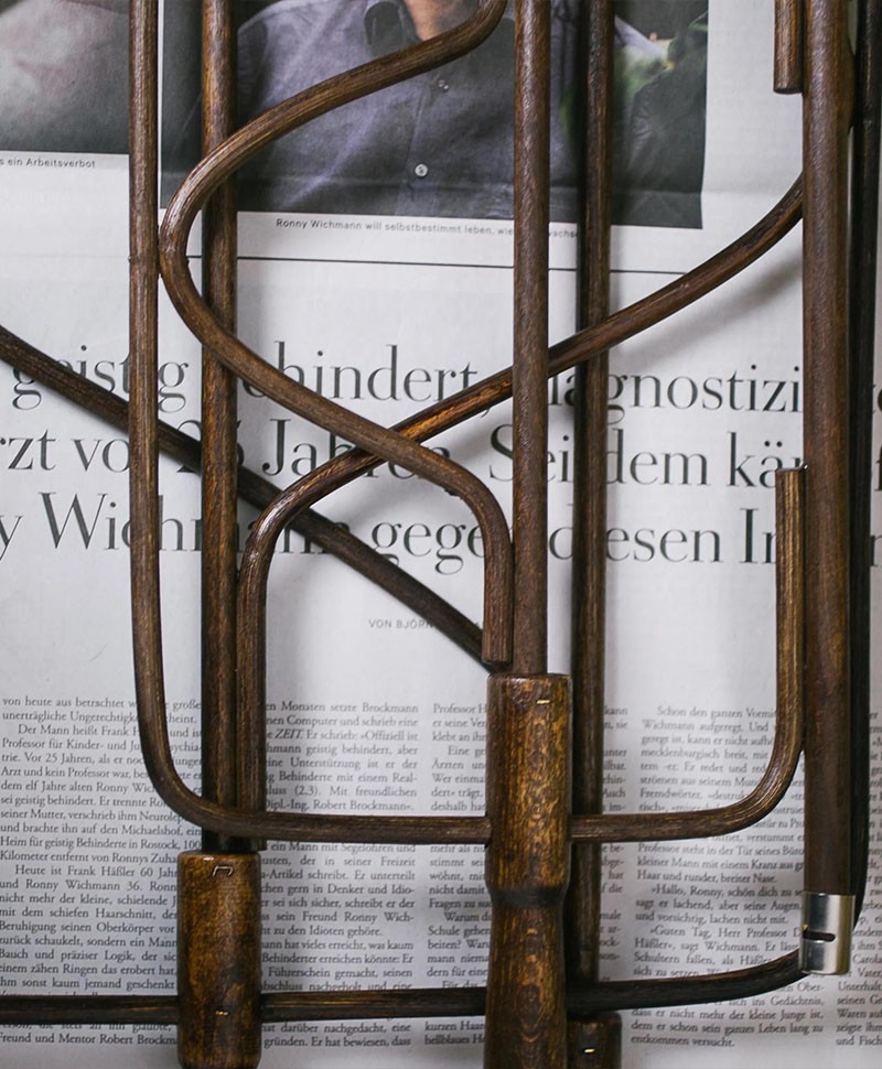 Hier sehen Sie: Wiener Zeitungshalter aus Holz%byManufacturer%