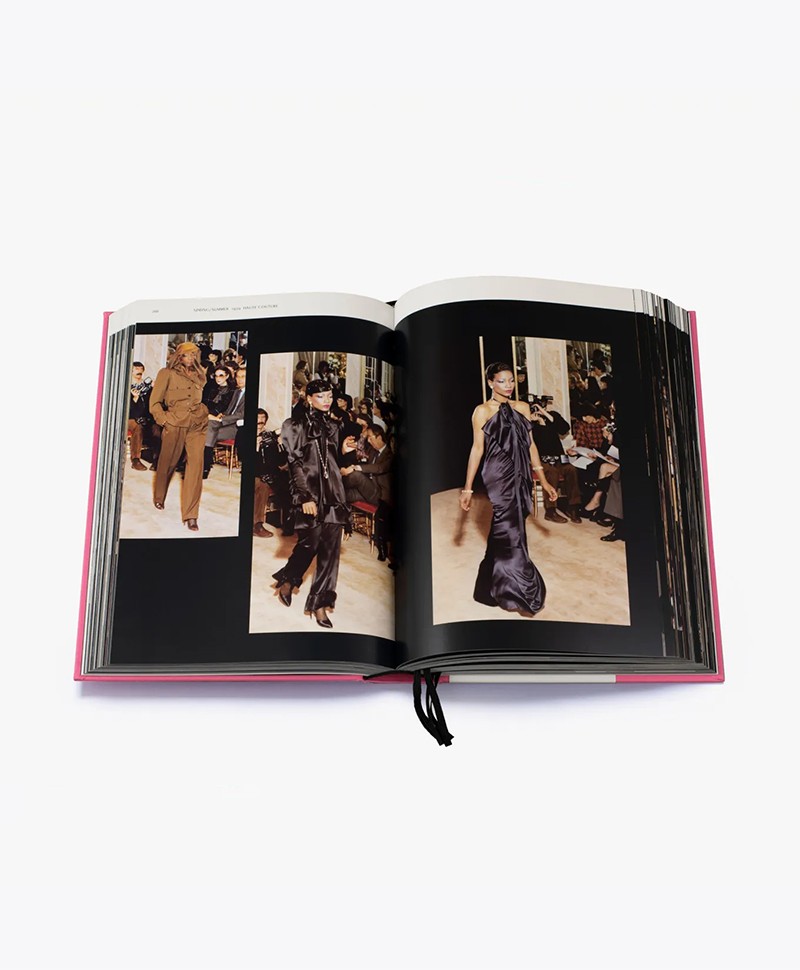 Yves Saint Laurent Catwalk:The Complete Haute Couture Collections 1962-2002  - Olivier Flaviano, 9780500022399