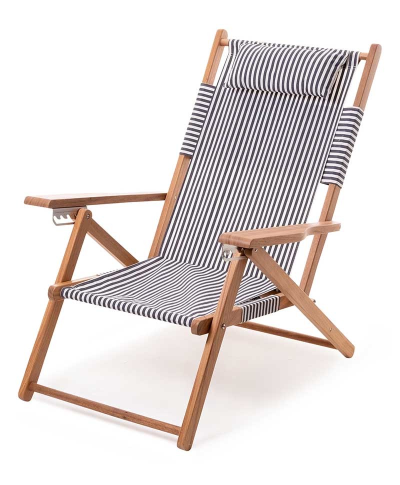 Hier abgebildet ist der The Tommy Chair in lauren´s navy stripe von Business & Pleasure Co. – im RAUM concept store