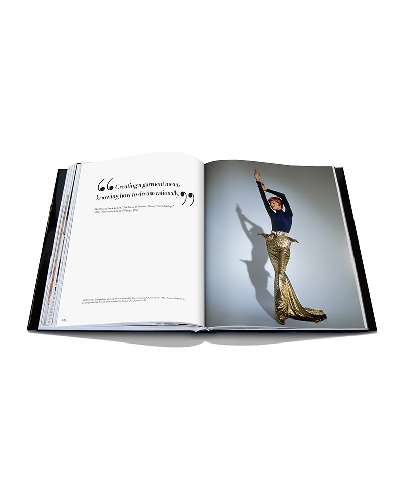 Hier sehen Sie die Innenansicht vom Bildband Dior by Gianfranco Ferré von Assouline im RAUM concept store