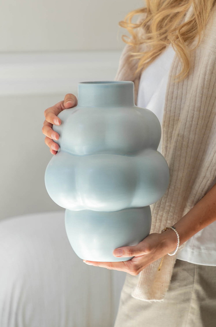 Nina Schatz mit der Balloon Vase #04 von Louise Roe