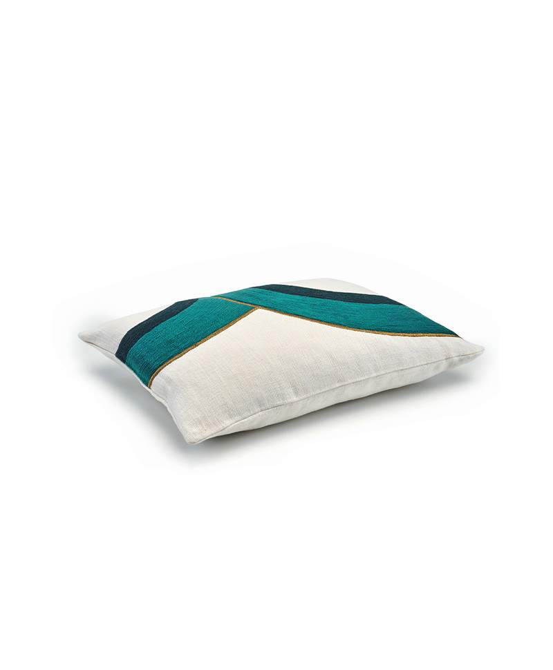 Das Produktbild zeigt das Kissen Bridge in der Farbe star blue von Élitis im RAUM concept store Das Produktbild zeigt das Kissen Bridge in der Farbe star blue von Élitis im RAUM concept store