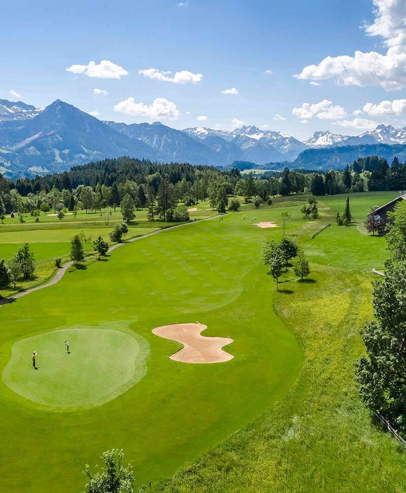 Golfplatz mit wunderschöner Bergkulisse