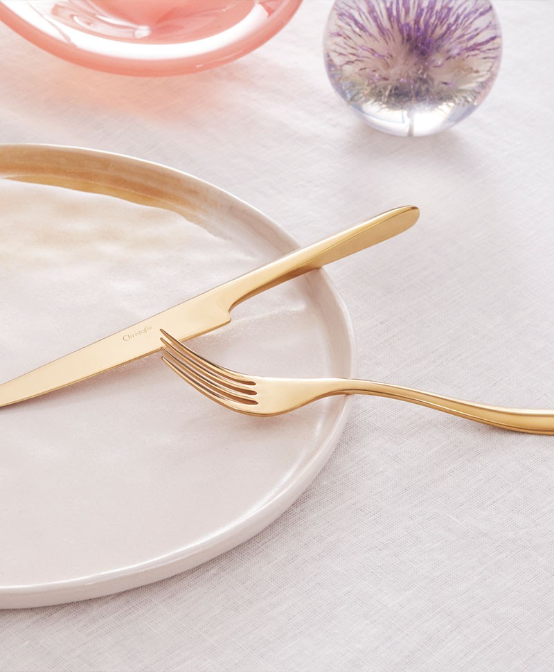 Hier abgebildet ist ein Moodbild des L’Ame de Christofle Cutlery in gold von Christofle – im Onlineshop RAUM concept store