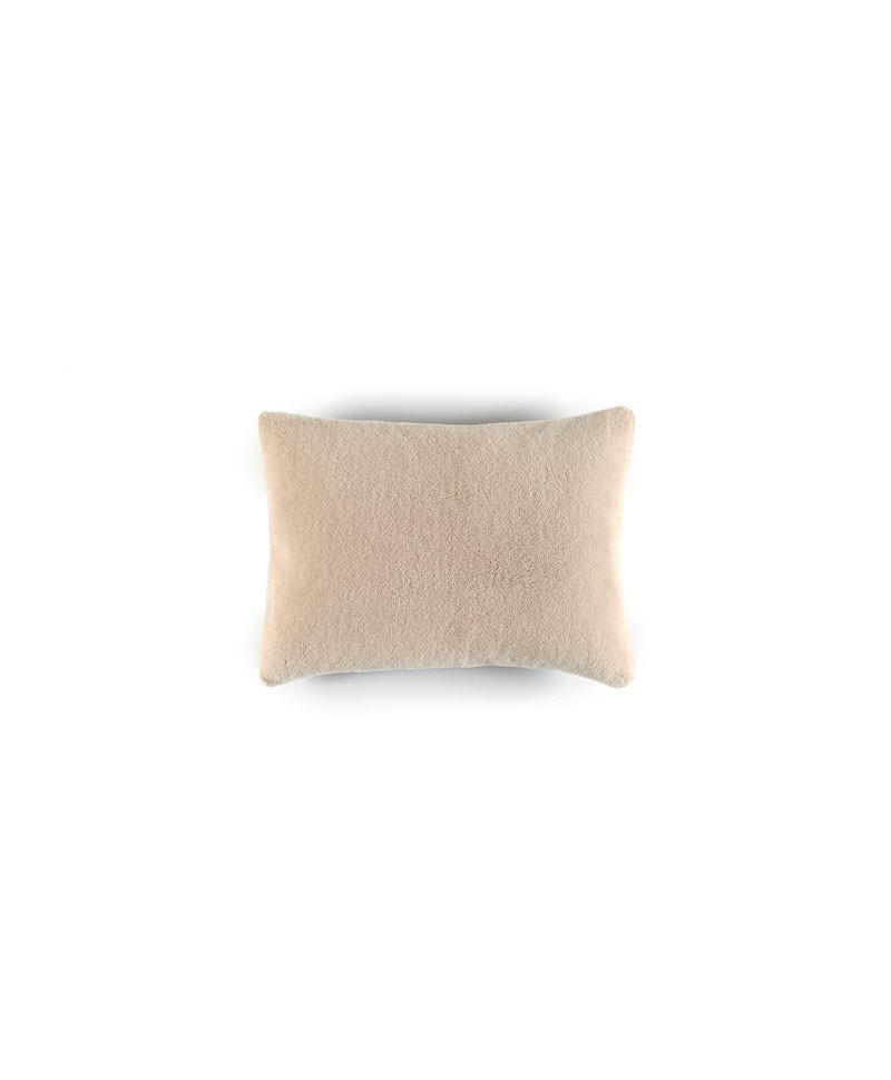 Das Produktbild zeigt das kleine Wollsamt-Kissen Wool Plush in der Farbe Gres von Élitis im RAUM concept store