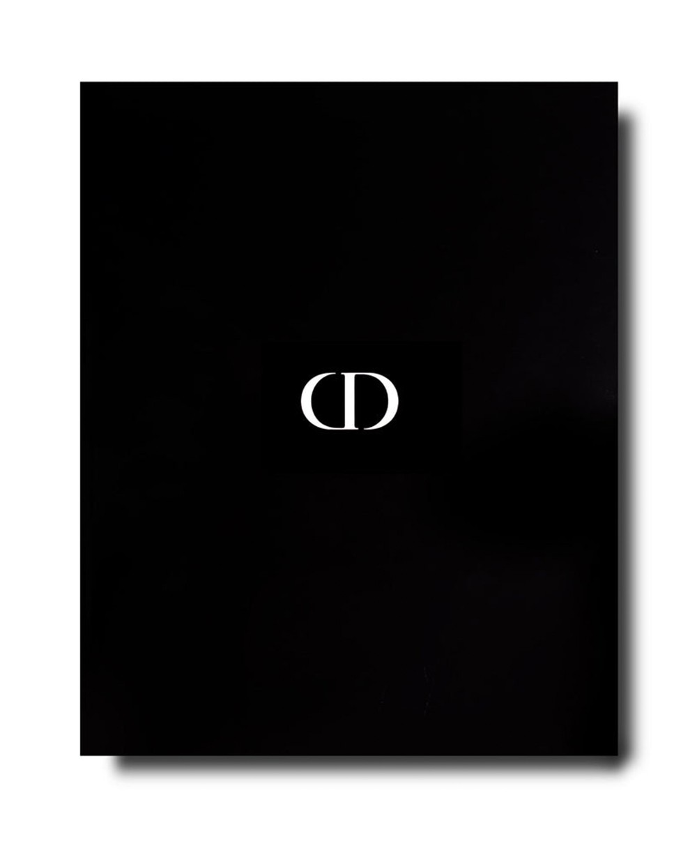 Rückseite des Bildbands „Dior by Raf Simons“  von Assouline im RAUM concept store 