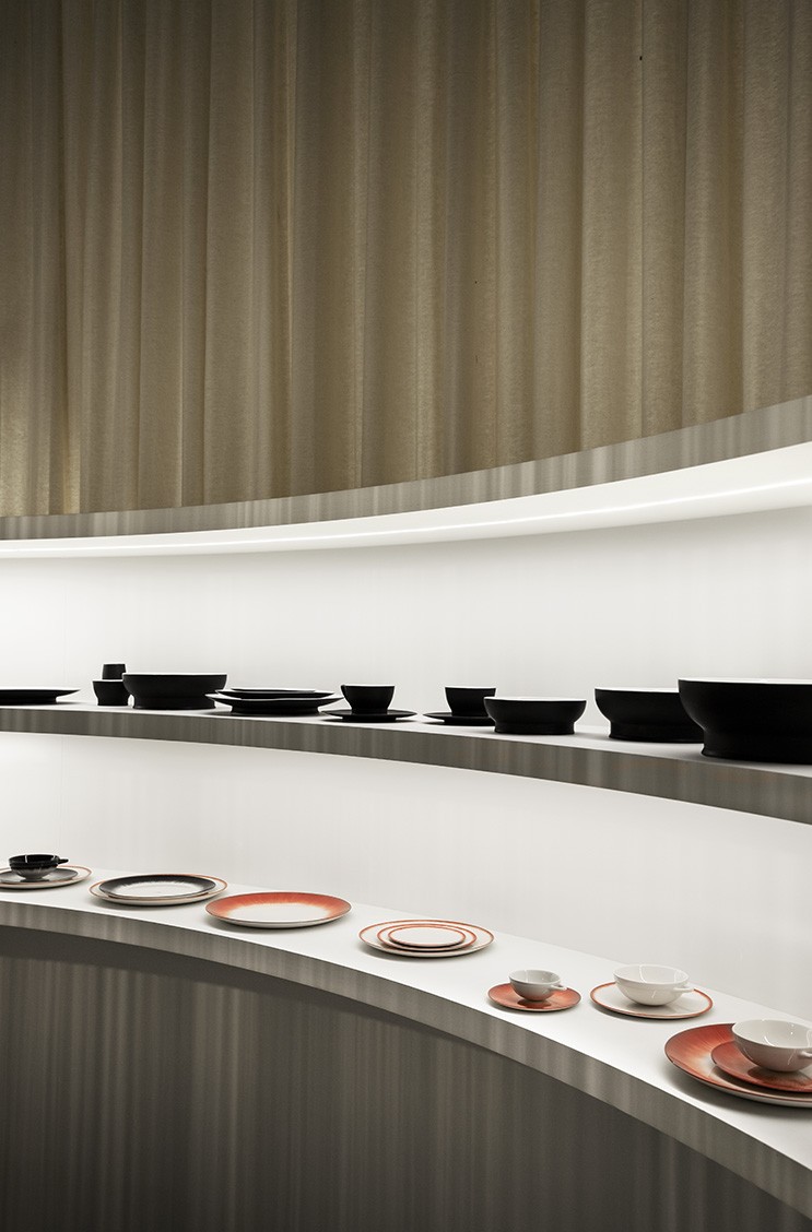 Hier sehen Sie ein Produktbild von der Kollektion Dé von Ann Demeulemeester Geschirr für Serax - RAUM concept store