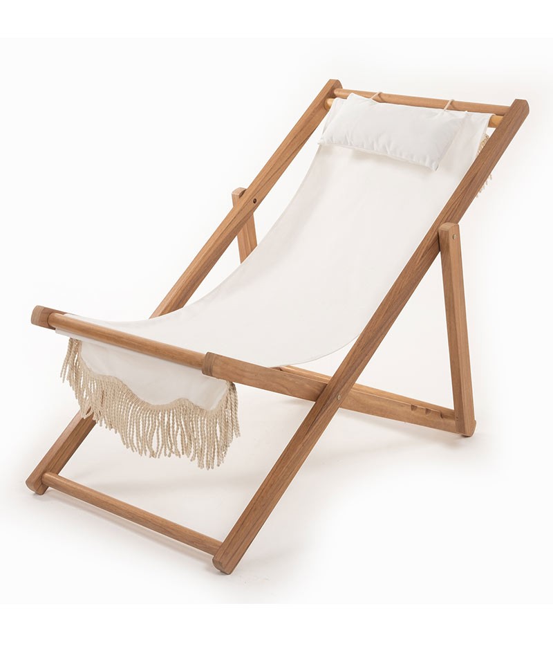 Hier abgebildet ist der Premium Sling Chair in antique white von Business & Pleasure Co. – im RAUM concept store