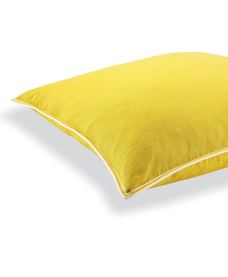 Das Produktbild zeigt das große quadratische Kissen Philia in der Farbe Lemon – im RAUM concept store