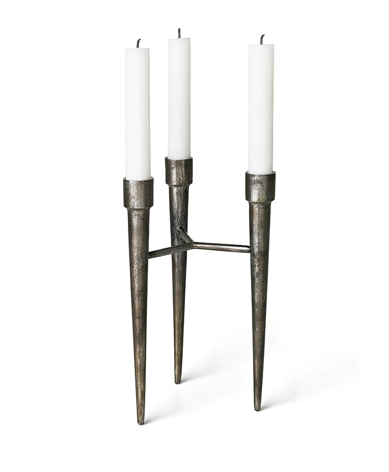 Hier sehen Sie: Spike Candle Holder - Kerzenhalter aus Gusseisen von Mater Design