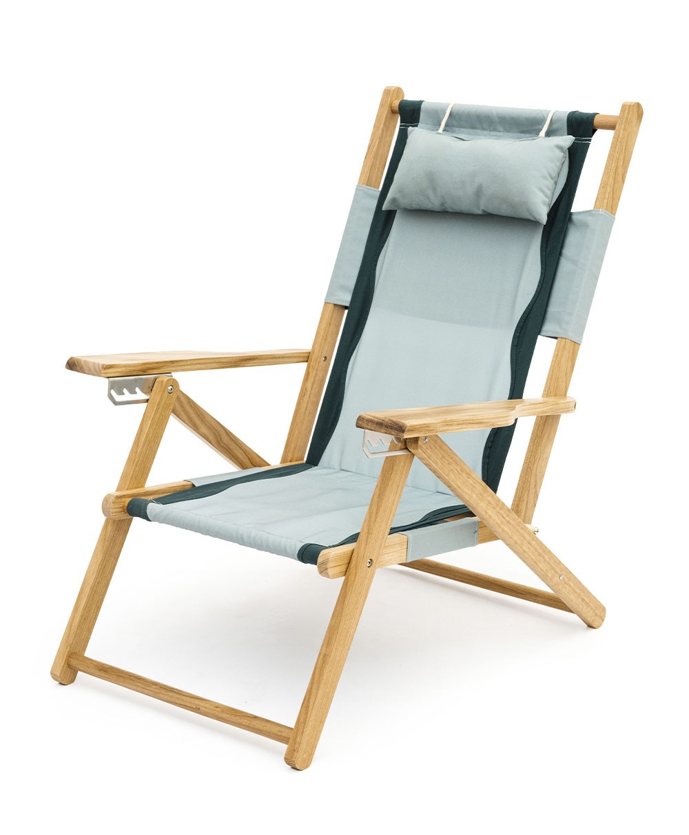 Hier abgebildet ist der The Tommy Chair in Rivie Green von Business & Pleasure Co. – im RAUM concept store
