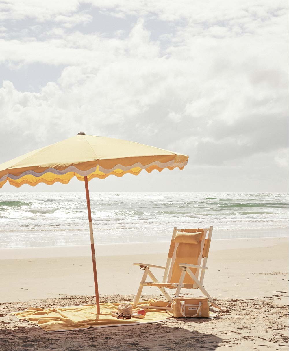 Hier abgebildet ist ein Moodbild des The Tommy Chairs in Rivie Mimosa von Business & Pleasure Co. – im RAUM concept store