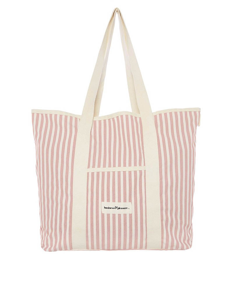 Hier abgebildet ist die Strandtasche Beach Bag in lauren´s pink stripe von Business & Pleasure Co. – im RAUM concept store