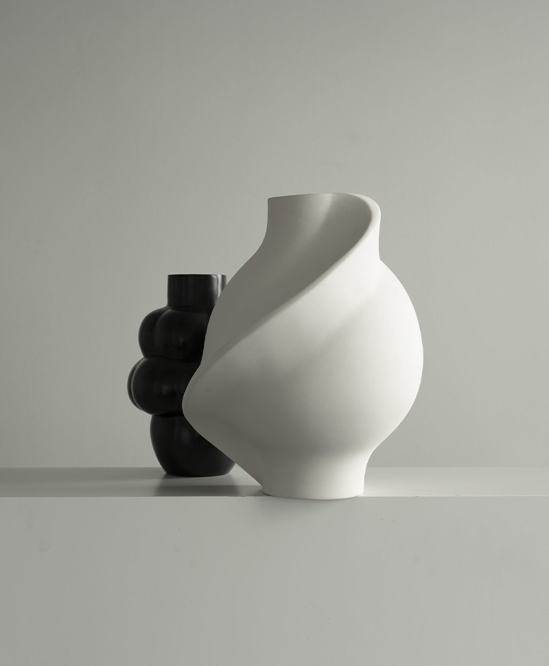 Moodbild, das die weiße Pirout Vase, sowie eine schwarze Balloon Vase von Louise Roe zeigt