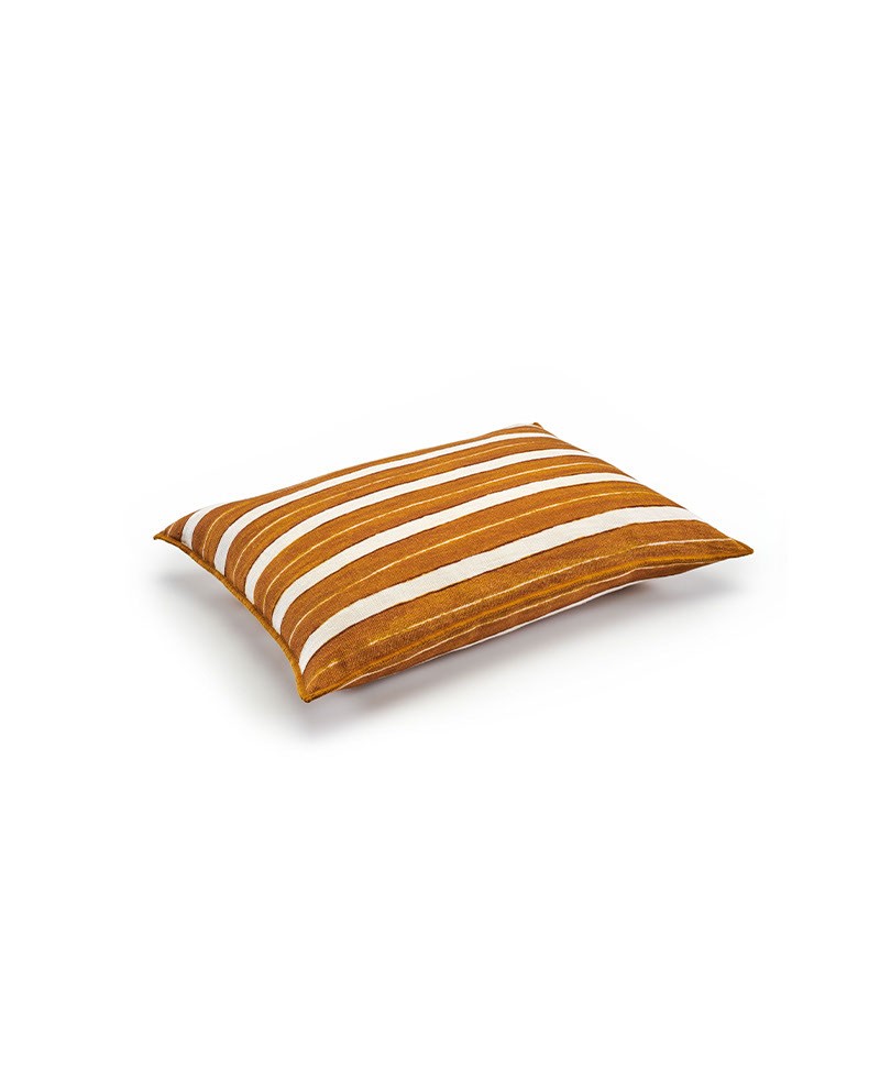 Das Produktbild zeigt das Kissen Secret Stripe in der Farbe Cumin von Élitis im RAUM concept store