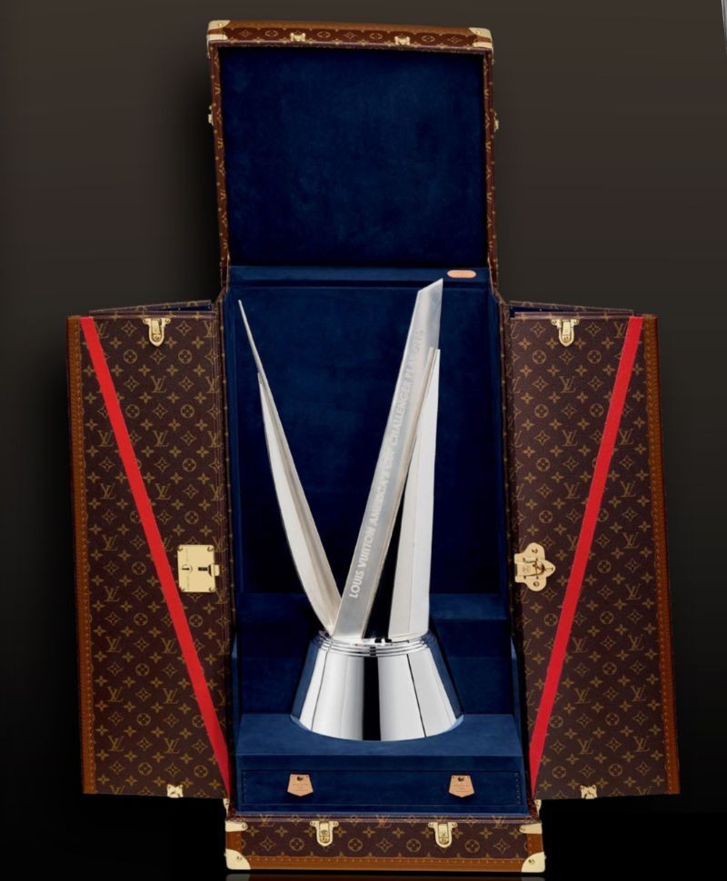 Trophy Trunk von Louis Vuitton mit Pokal
