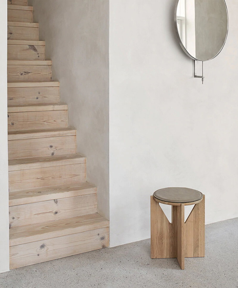 Hier abgebildet ist ein Moodbild des Hocker STOOL OAK von Kristina Dam – im Onlineshop RAUM concept store Hier abgebildet ist ein Moodbild des Hocker STOOL OAK von Kristina Dam – im Onlineshop RAUM concept store