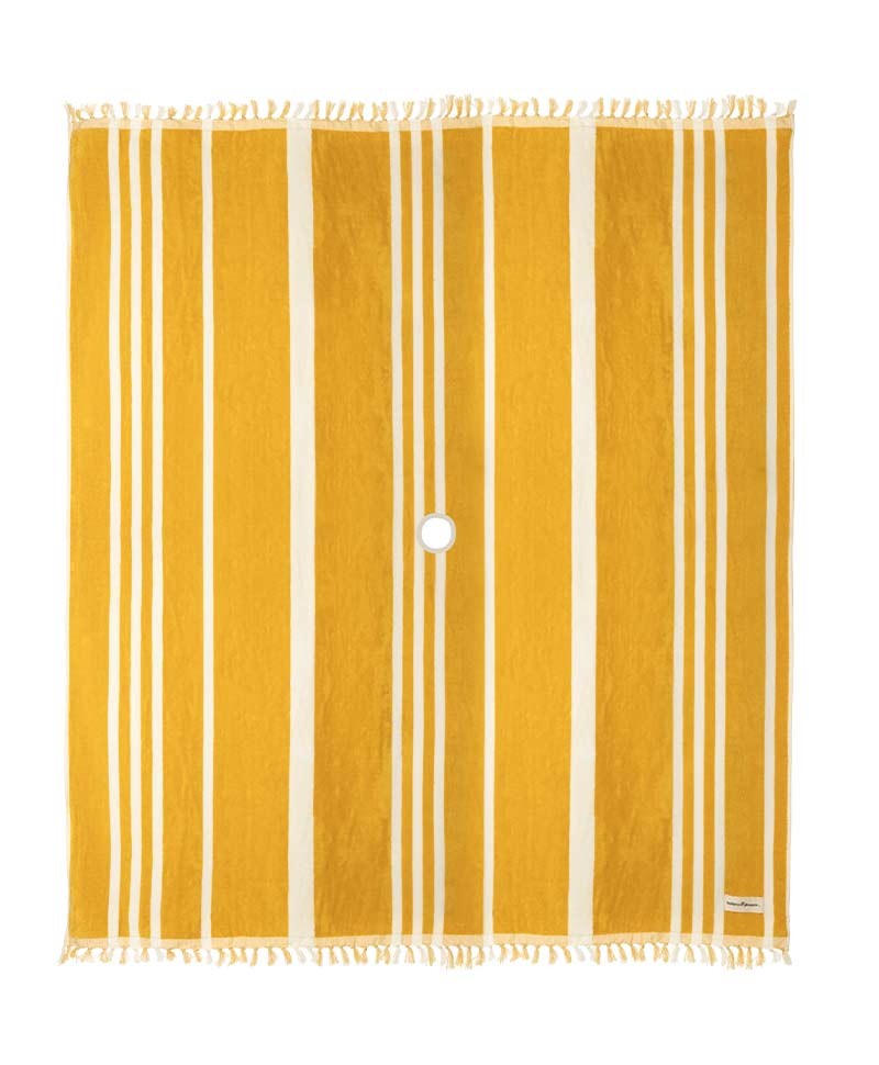 Hier abgebildet ist das Beach Blanket in vintage yellow stripe von Business & Pleasure Co. – im RAUM concept store