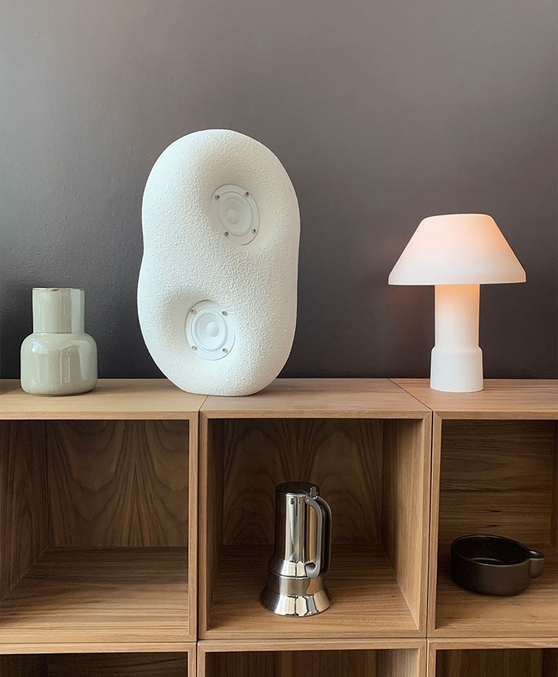 Dieses Moodbild zeigt den Acoustic Sculpture Speaker von Transparent im RAUM concept store.