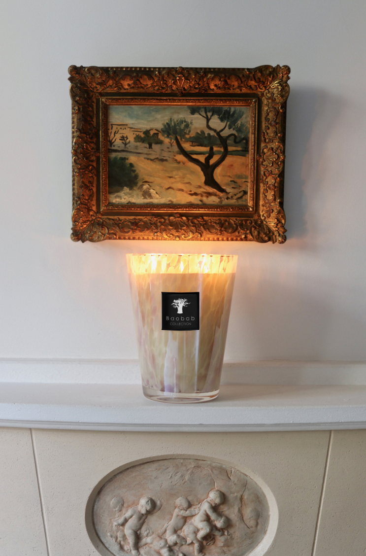 Ein Foto der White Pearls Kerze von Baobab im RAUM concept store