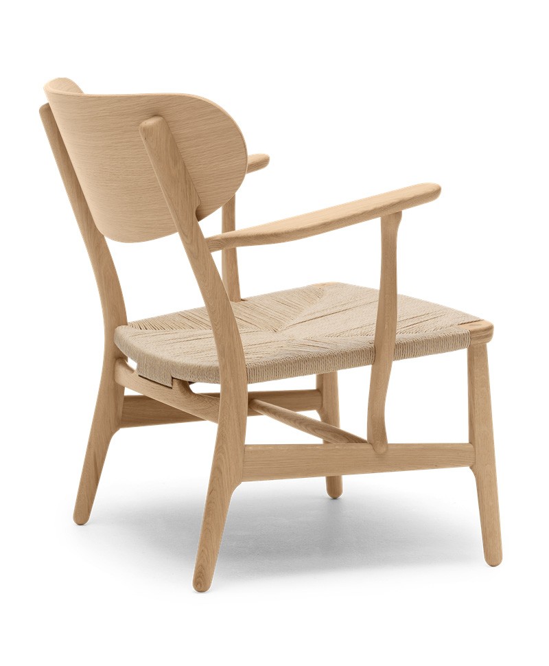 Hier abgebildet ist der Lounge Chair CH22 von Carl Hansen & Sons – im RAUM concept store
