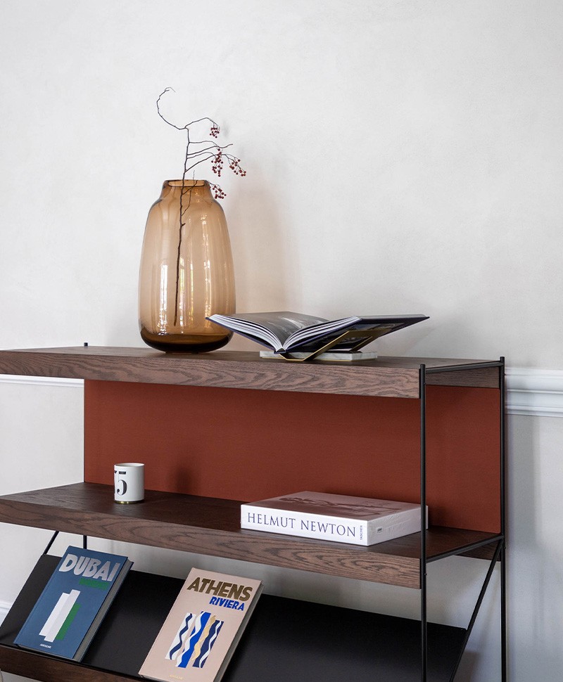 Hier sehen Sie ein Moodbild von dem Book Stand von Fold Furniture - RAUM concept store