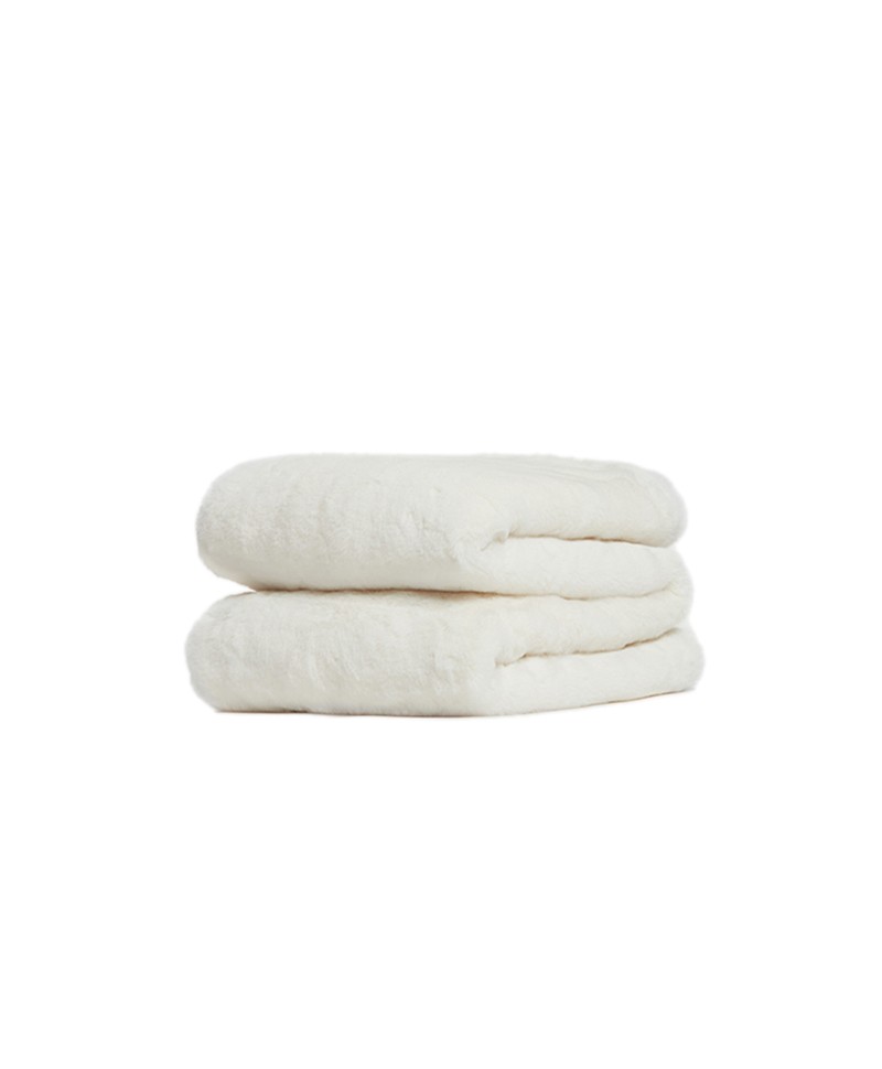 Das Produktfoto zeigt die Decke Little Brady von der Marke Apparis in der Farbe ivory – im Onlineshop RAUM concept store