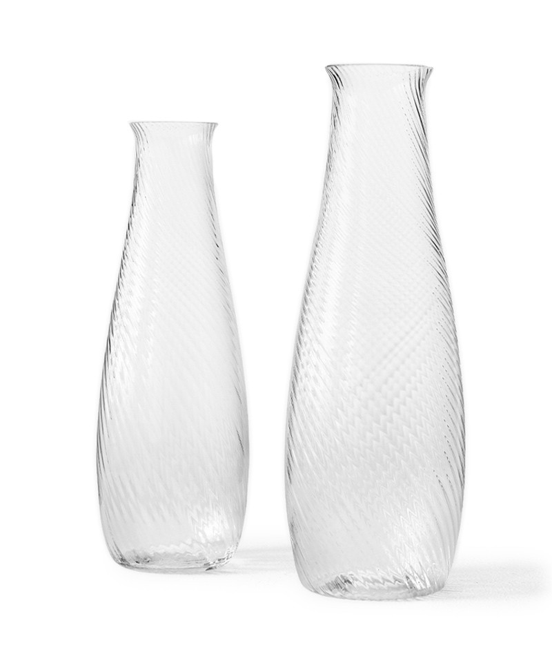 Das Produktbild zeigt zwei Glaskaraffen Collect Glass Carafe Space Copenhagen von  andtradition im RAUM concept store