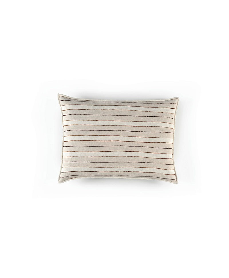Das Produktbild zeigt das Kissen Secret Stripe in der Farbe Gres von Élitis im RAUM concept store